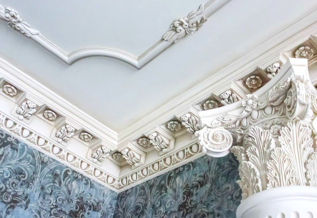 Розетки, кессоны, купола. Какая лепнина подходит для отделки полотка?
