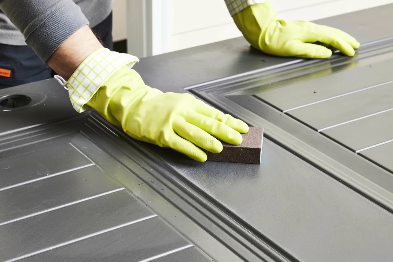 Как покрасить старую металлическую дверь: от зачистки до финишного слоя