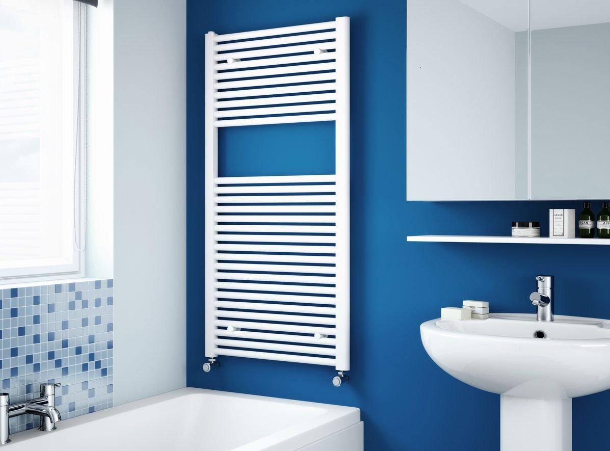 Как вписать полотенцесушитель в маленькую ванную?