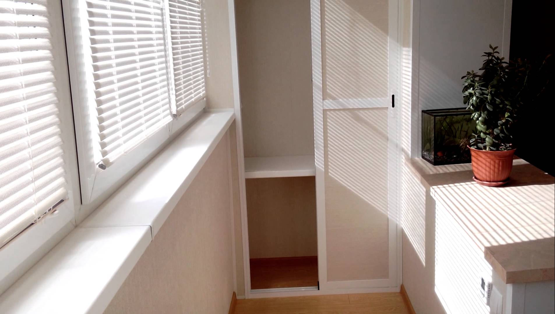 Балконный шкаф-купе: как собрать его из строительных профилей и панелей