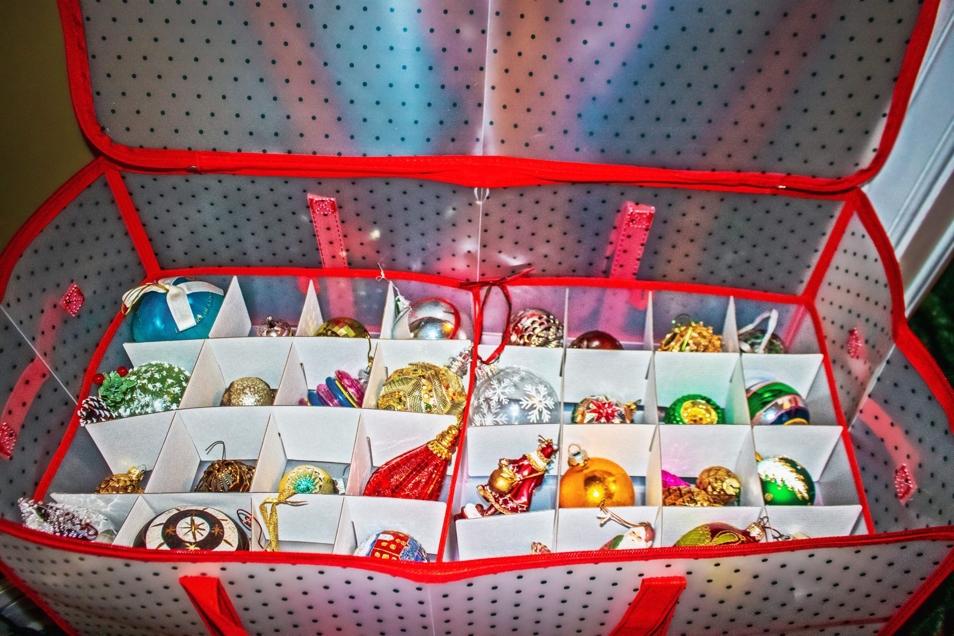 Как хранить новогодние украшения: органайзеры и системы хранения