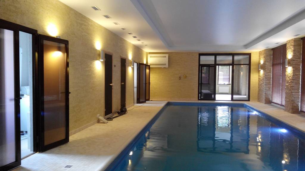 Какой декоративной штукатуркой оформить зону бассейна?