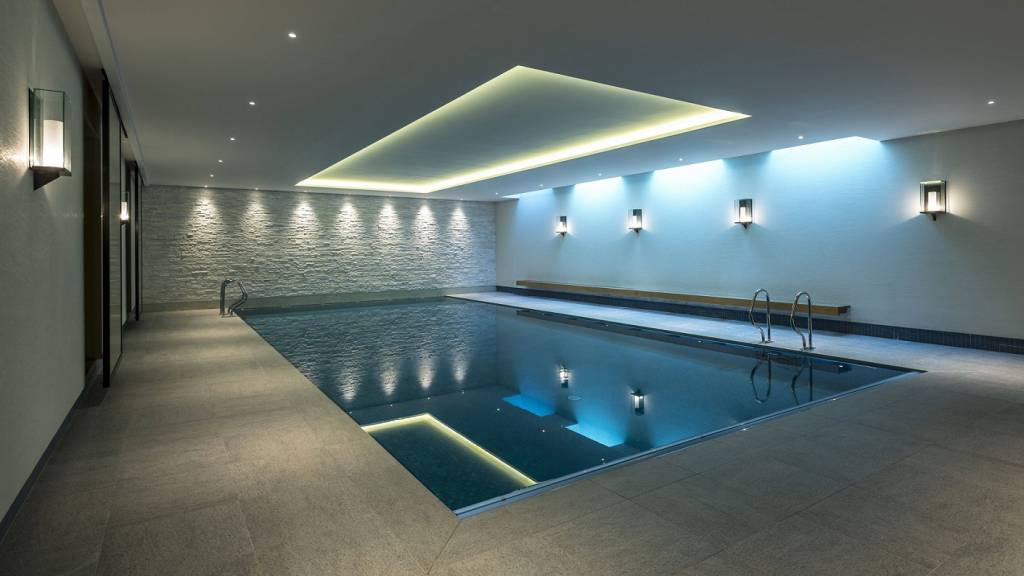 Какой декоративной штукатуркой оформить зону бассейна?