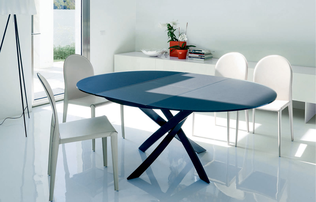 Овальный кухонный стол